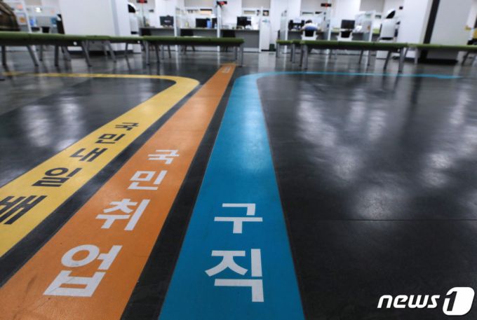 (서울=뉴스1) 구윤성 기자 = 통계청이 15일 발표한 '2021년 8월 고용동향'에 따르면 지난달 취업자수는 2760만3000명으로 전년 동월 대비 51만8000명 늘면서 6개월 연속 증가세를 이어갔다.  앞서 취업자 수는 올해 3월(+31만4000명) 13개월만에 증가세로 전환한 뒤 4월(+65만2000명), 5월(+61만9000명), 6월(58만2000명), 7월(54만2000명)까지 증가세가 계속됐다.  다만 증가폭은 6월 이후 조금씩 줄어드는 추세다. 특히 7월부터 지속되고 있는 신종 코로나바이러스 감염증(코로나19) 4차 확산의 영향에 도소매업, 예술·스포츠·여가 등 일부 대면 업종의 취업자 감소폭이 확대되는 모습을 보였다.   사진은 이날 서울 마포구 서울서부고용복지플러스센터의 모습. 2021.9.15/뉴스1