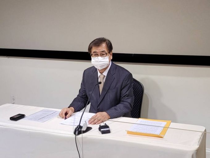 [워싱턴=뉴시스]서훈 청와대 국가안보실장이 12일(현지시간) 제이크 설리번 미국 백악관 국가안보보좌관과 한미 안보실장 협의를 마친 후 워싱턴DC에서 특파원들과 기자간담회를 하고 있다. 2021.10.12.