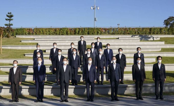 [세종=뉴시스] 김진아 기자 = 문재인 대통령이 14일 오후 세종시 정부세종컨벤션센터에서 열린 '균형발전 성과와 초광역협력 지원전략 보고'행사를 마치고 대통령 기록관 앞으로 이동해 기념사진을 촬영하고 있다. 1열 왼쪽부터 김순은 자치분권위원장, 김사열 국가균형발전위원장, 김부겸 국무총리, 문 대통령, 송하진 시도지사협의회장(전라북도지사), 이춘희 세종특별자치시장, 이시종 충청북도지사, 2열 왼쪽부터 류훈 서울특별시 행정2부시장, 양승조 충청남도지사, 송철호 울산광역시장, 이용섭 광주광역시장, 이재명 경기도지사, 김영록 전라남도지사, 박남춘 인천광역시장, 3열 왼쪽부터 강성조 경상북도 부지사, 구만섭 제주특별자치도지사 권한대행, 하병필 경상남도지사 권한대행, 허태정 대전광역시장, 권영진 대구광역시장, 4열 왼쪽부터 박형준 부산광역시장, 최문순 강원도지사. 2021.10.14.