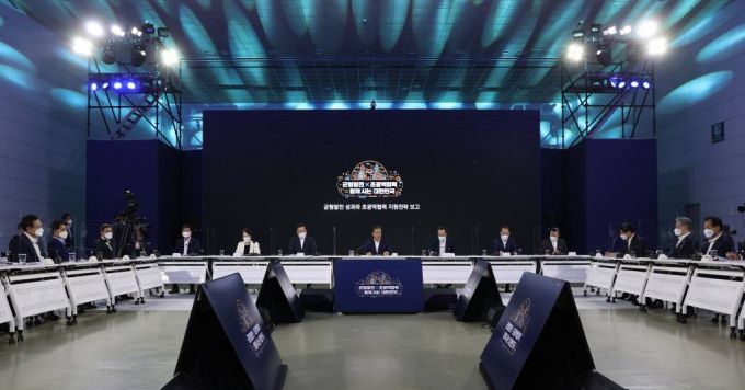 [세종=뉴시스 김진아 기자 = 문재인 대통령이 14일 오후 세종시 정부세종컨벤션센터에서 열린 '균형발전 성과와 초광역협력 지원전략 보고'행사에서 발언을 하고 있다. 2021.10.14.