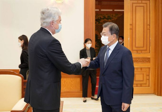 [서울=뉴시스] 문재인 대통령이 15일 청와대 본관 접견실에서 윌리엄 번스 미 중앙정보국(CIA) 국장과 인사하고 있다. 2021.10.15 (사진=청와대 제공) *재판매 및 DB 금지