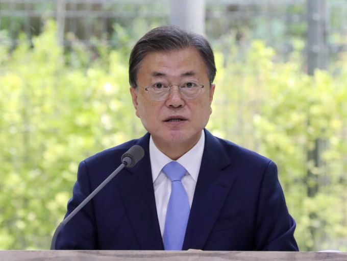 [서울=뉴시스 전진환 기자 = 문재인 대통령이 18일 서울 용산구 노들섬다목적홀에서 열린 2050 탄소중립위원회 제2차 전체회의에 참석해 발언하고 있다. 2021.10.18.