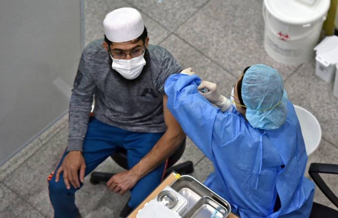 [대구=뉴시스] 이무열 기자 = 6일 오전 대구 달서구 보건소에서 국내 거주중인 30세 이상 외국인들 대상으로 얀센 백신 접종이 시작됐다. 이날 한 외국인이 백신 접종 받고 있다. 2021.09.06.