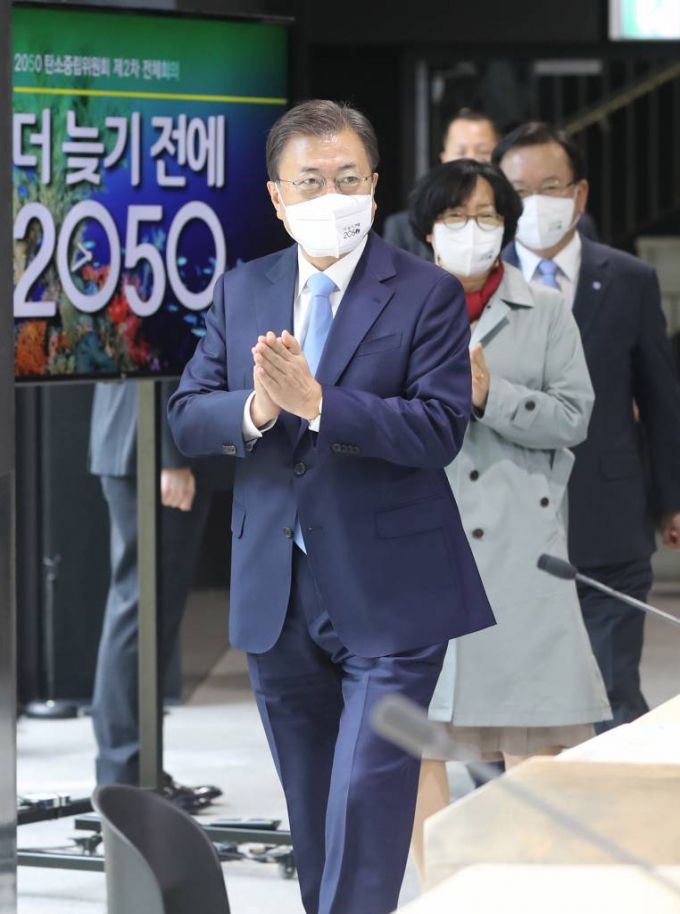 [서울=뉴시스] 전진환 기자 = 문재인 대통령이 18일 서울 용산구 노들섬다목적홀에서 열린 2050 탄소중립위원회 제2차 전체회의에 참석하고 있다. 2021.10.18.