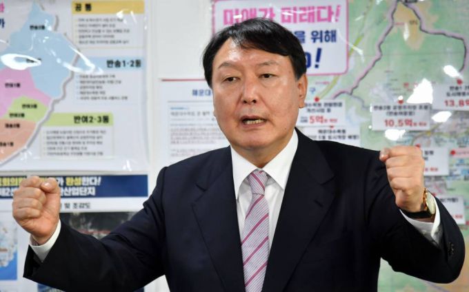 [부산=뉴시스] 하경민 기자 = 윤석열 국민의힘 대통령선거 경선 후보가 19일 오전 부산 해운대구 해운대을 당원협의회를 방문, 지지를 호소하는 발언을 있다. 2021.10.19.