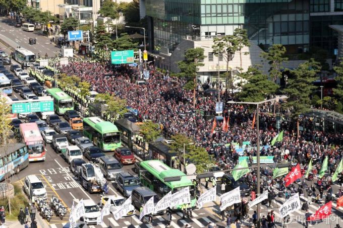 서울을 비롯한 전국 14개 지역에서 대규모 총파업에 돌입한 20일 전국민주노동조합총연맹(민주노총) 조합원들이 서울 서대문사거리에 집결해 있다 /사진=김휘선 기자