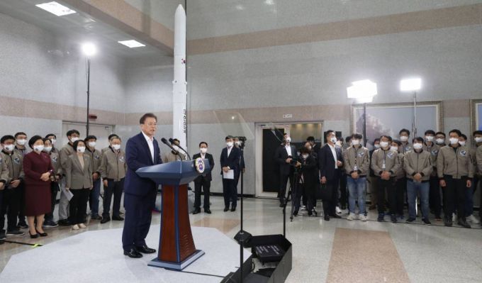 [고흥=뉴시스] 전진환 기자 = 문재인 대통령이 21일 오후 한국형 발사체 '누리호(KSLV-2)'의 발사 참관을 마치고 전남 고흥 나로우주센터 발사통제동에서 대국민 메시지를 발표하고 있다. 2021.10.21.