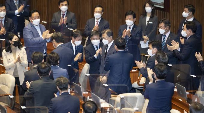 [서울=뉴시스 전신 기자 = 문재인 대통령이 2022년도 예산안 시정연설을 위해 25일 서울 여의도 국회 본회의장으로 들어서고 있다. (공동취재사진) 2021.10.25.