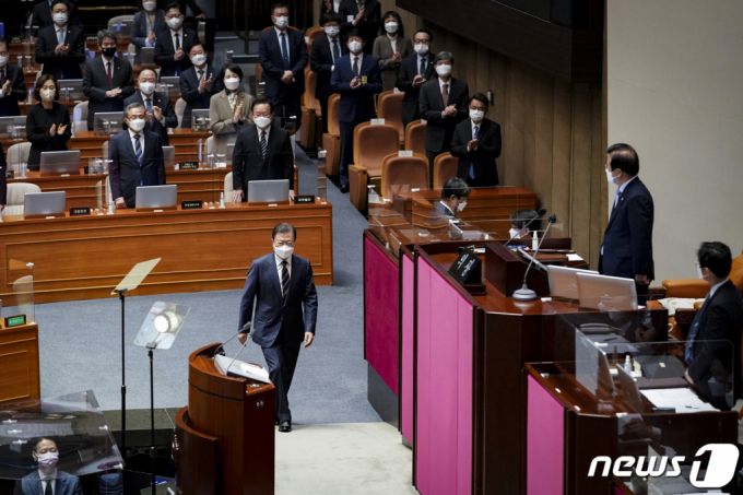 문재인 대통령이 25일 2022년도 예산안 시정연설을 하기 위해 국회 본회의장에서 발언대로 향하고 있다./사진=뉴스1