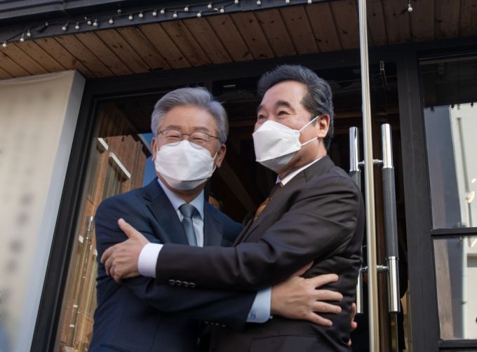 더불어민주당 대선 후보인 이재명 경기도지사와 이낙연 전 더불어민주당 대표가 24일 서울 종로구 안국동의 한 찻집에서 회동을 가졌다.사진제공= 이재명 캠프