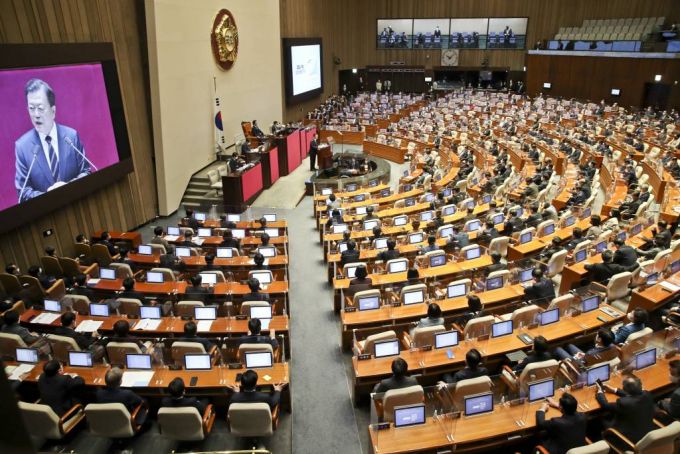 [서울=뉴시스] 최진석 기자 = 문재인 대통령이 25일 서울 여의도 국회 본회의장에서 2022년도 예산안 시정연설을 하고 있다. (공동취재사진) 2021.10.25.