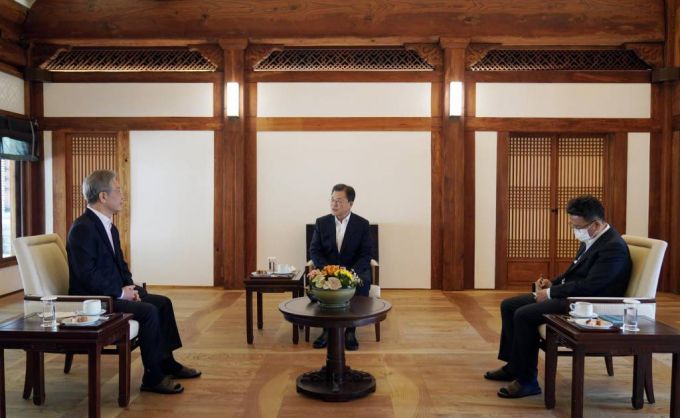 [서울=뉴시스 김진아 기자 = 문재인 대통령이 26일 청와대 상춘재에서 열린 더불어민주당 제20대 대통령 후보 초청 차담에서 이재명 더불어민주당 후보와 차담을 하고 있다. 2021.10.26.