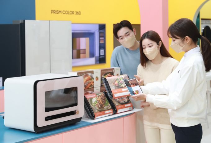 서울 코엑스에서 열린 'KES 2021' 삼성전자 부스에서 관람객들이 밀키트를 스캔해 자동으로 조리를 세팅해주는 비스포크 큐커 스캔쿡 기능을 체험하고 있다. /사진제공=삼성전자