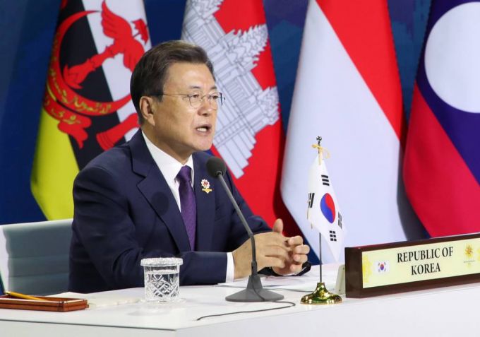 [서울=뉴시스] 김진아 기자 = 문재인 대통령이 26일 청와대 충무실에서 열린 제22차 한-아세안 화상 정상회의에서 발언하고 있다. 2021.10.26.