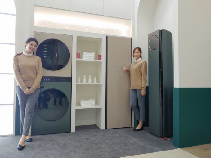 G전자 모델들이 야외 캠핑장에서도 사용할 수 있는 LG 룸앤 TV와 LG 엑스붐 360 스피커를 소개하고 있다. /사진제공=LG전자