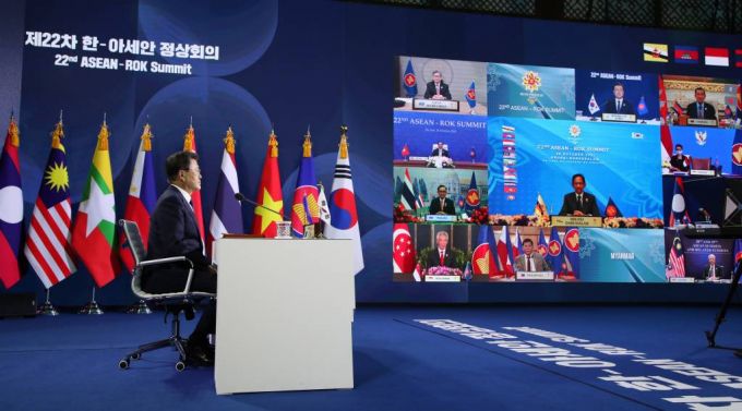 [서울=뉴시스 김진아 기자 = 문재인 대통령이 26일 청와대 충무실에서 열린 한-아세안 화상 정상회의에서 기념촬영을 하고 있다. 2021.10.26.