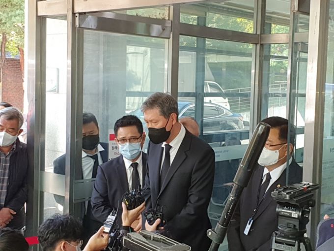 노태우 전 대통령의 장남 노재헌 변호사(가운데)가 이날 오후 빈소 앞에서 취재진 질문에 답하고 있다./사진=홍재영 기자