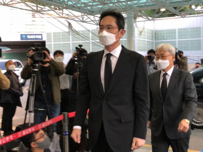 27일 오후 이재용 삼성전자 부회장이 노태우 전 대통령 조문을 위해 서울시 연건동 서울대병원 장례식장으로 향하고 있다./사진=황예림 기자.