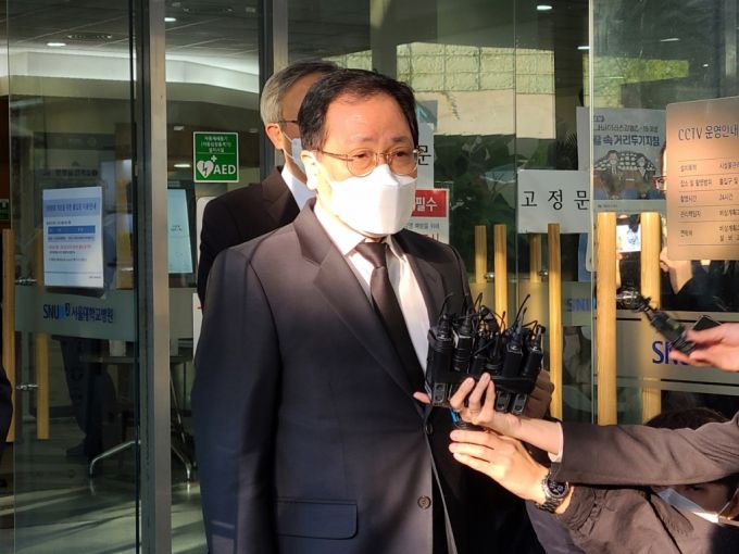 유영민 대통령비서실장이 27일 조문을 마치고 취재진의 질문에 답하고 있다./사진=홍재영 기자.