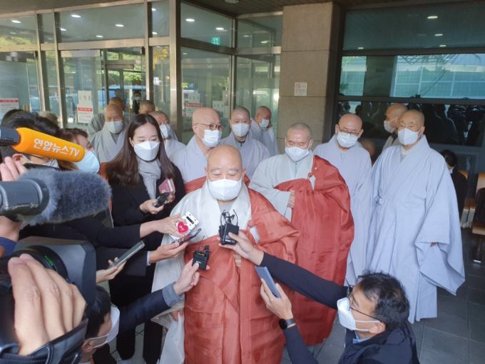 조계종 총무원장을 맡은 원행스님이 28일 오전 조문을 마치고 빈소를 나서고 있다./사진=홍재영 기자