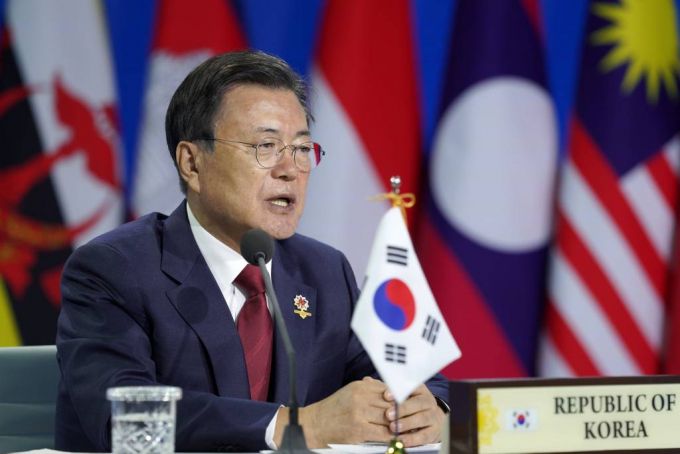 [서울=뉴시스] 문재인 대통령이 27일 청와대 충무실에서 화상으로 진행된 제16차 동아시아 정상회의에 참석해 발언하고 있다. 2021.10.27. (사진=청와대 제공)