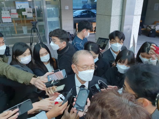 김기춘 전 대통령 비서실장이 28일 오전 조문을 마치고 취재진 질문에 답하고 있다./사진=홍재영 기자