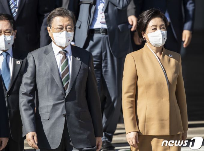 (성남=뉴스1) 이광호 기자 = 문재인 대통령과 부인 김정숙 여사가 이탈리아 로마에서 열리는 G20정상회의 참석 등 7박 9일의 유럽 순방을 위해 28일 서울공항을 통해 출국하고 있다. 2021.10.28/뉴스1