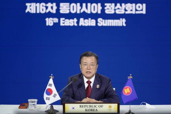 [서울=뉴시스 문재인 대통령이 27일 청와대 충무실에서 화상으로 진행된 제16차 동아시아 정상회의에 참석해 발언하고 있다. 2021.10.27. (사진=청와대 제공)