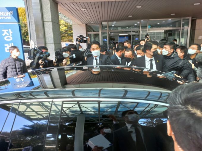 전두환 전 대통령의 아내 이순자 여사가 28일 오후 2시7분쯤 노태우 전 대통령의 빈소를 떠나고 있다./사진=양윤우 기자