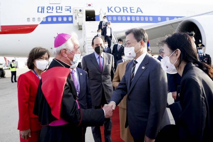 [로마=뉴시스] 김진아 기자 = 주요 20개국(G20) 정상회의 참석 등 7박9일간의 유럽 순방을 위해 로마를 방문한 문재인 대통령과 부인 김정숙 여사가 28일 이탈리아 로마 피우미치노 국제공항에 도착해 머피 교황청 특별영접관의 영접을 받고 있다. 2021.10.28.