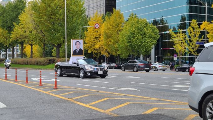 노태우 전 대통령의 운구 차량이 30일 낮 12시30분쯤 영결식이 열렸던 서울시 송파구 올림픽공원 평화의광장을 빠져나가고 있다./사진=홍효진 기자