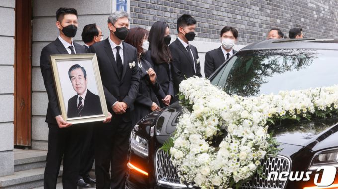 30일 노태우 전 대통령의 영정이 노제를 위해 오전 서울 서대문구에 위치한 노 전 대통령 자택에 들어서고 있다. /사진=뉴스1