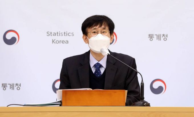 [세종=뉴시스] 강종민 기자 = 어운선 통계청 경제동향통계심의관이 2일 오전 정부세종청사에서 2021년 10월 소비자물가 동향을 발표하고 있다. 지난달 소비자물가지수는 전월대비 0.1%, 전년동월대비 3.2% 상승한 것으로 나타났다. 2021.11.02.