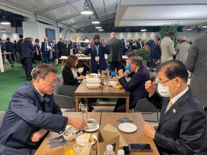 2일 탁현민 청와대 의전비서관이 공개한 문재인 대통령 순방 일정 당시 사진/사진=탁현민 청와대 의전비서관 페이스북 갈무리