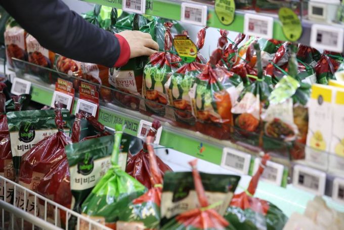 [서울=뉴시스] 박미소 기자 =  서울 시내의 한 대형마트에 포장김치가 진열되어 있다. 2021.10.25.