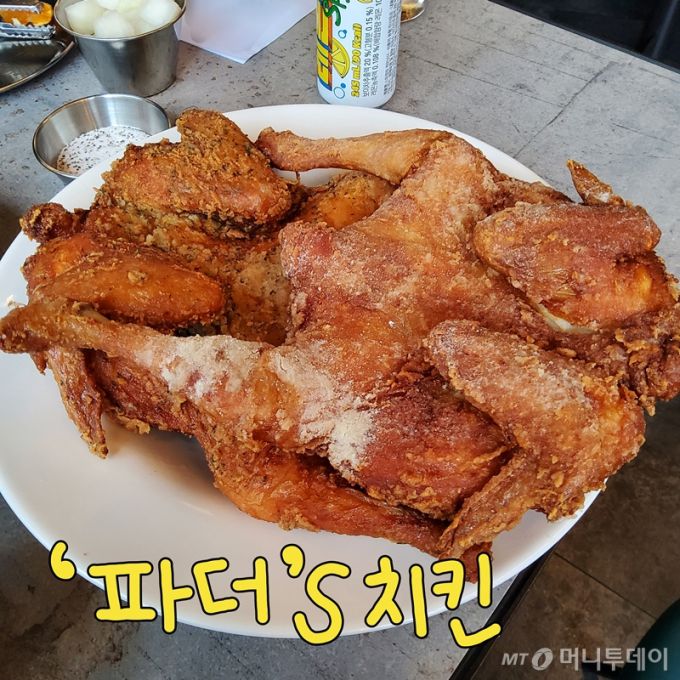 와사비맛과 갈릭맛을 동시에 즐길 수 있는 '파더's 치킨. 사진 왼쪽이 갈릭맛, 사진 오른쪽이 와사비맛이다./사진=구단비 기자