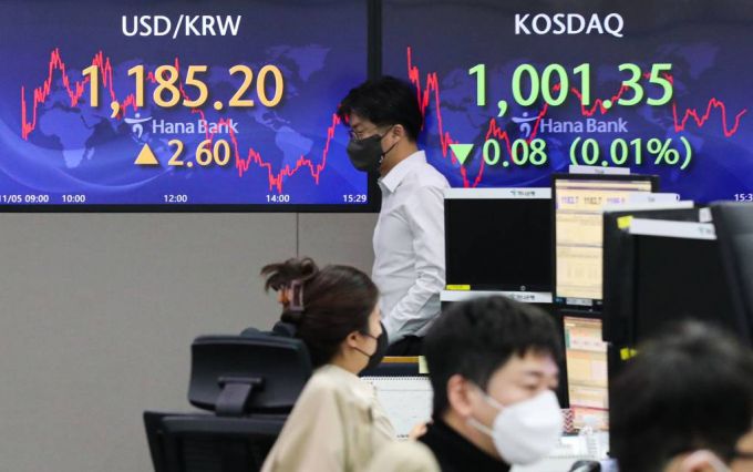 지난 5일 오후 서울 중구 하나은행 딜링룸 전광판에 지수가 표시되고 있다/사진=뉴시스