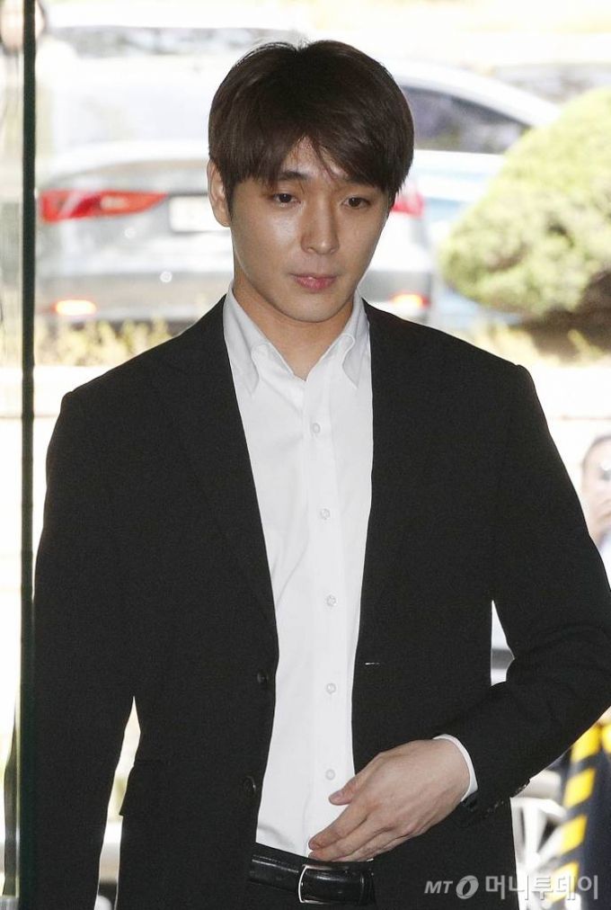 단체 카카오톡방 멤버들과 함께 여성을 집단 성폭행했다는 의혹을 받는 가수 최종훈. /뉴스1