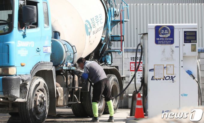 요소수 공급 부족으로 건설업계가 긴장하고 있는 가운데 5일 오후 서울의 한 레미콘 공장에서 관계자가 레미콘 차량에 요소수를 주입하고 있다. /사진제공=뉴스1
