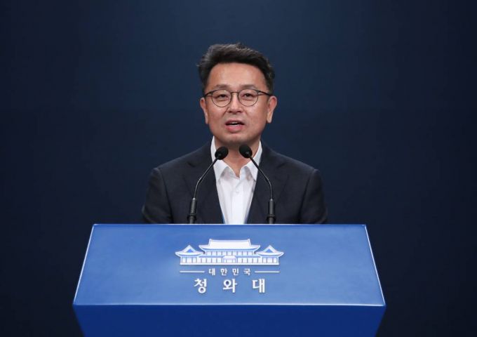 [서울=뉴시스] 김진아 기자 = 이철희 정무수석이 26일 청와대 춘추관에서 문재인 대통령과 이재명 더불어민주당 대선후보 차담 관련 브리핑을 하고 있다. 2021.10.26.