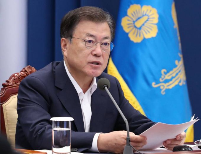 [서울=뉴시스] 김진아 기자 = 문재인 대통령이 6일 청와대에서 조선산업 성과와 재도약 전략을 의제로 열린 수석보좌관회의에서 발언하고 있다. 2021.09.06.