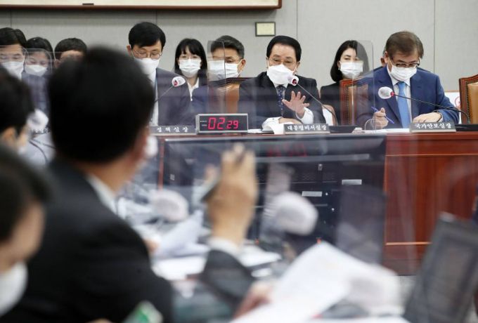 [서울=뉴시스 최진석 기자 = 유영민(오른쪽 두번째) 대통령 비서실장이 10일 오전 국회에서 열린 운영위원회 전체회의에서 요소수 사태와 관련한 질의에 답하고 있다. (공동취재사진) 2021.11.10.