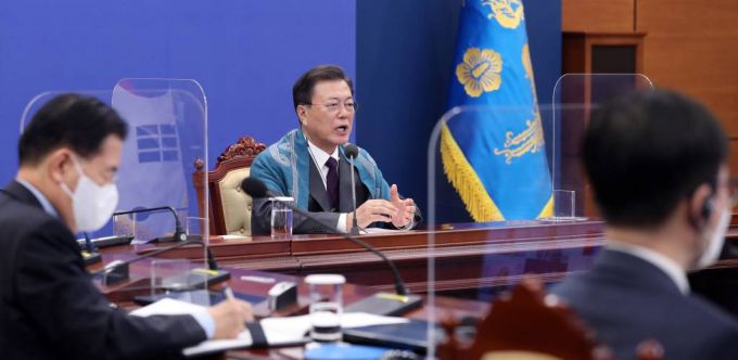 [서울=뉴시스 전진환 기자 = 문재인 대통령이 12일 오후 청와대 여민관 영상회의실에서 열린 APEC 화상 정상회의에 참석해 발언하고 있다. 2021.11.12.