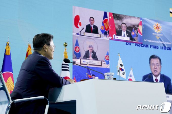 (서울=뉴스1) 이광호 기자 = 문재인 대통령이 27일 청와대 충무실에서 열린 제24차 아세안+3 화상 정상회의에서 발언하고 있다. 2021.10.27/뉴스1