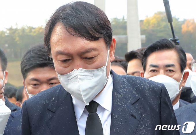 윤석열 국민의힘 대선후보가 10일 광주 북구 5·18민주묘역을 방문, 반대하는 시민들에 막혀 묘역 근처에서 참배한 후 나서고 있다. 2021.11.10/뉴스1