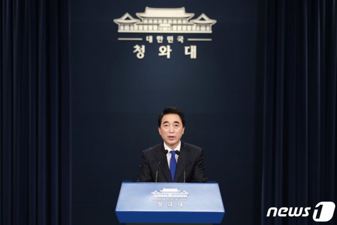 (서울=뉴스1) 이광호 기자 = 박수현 국민소통수석이 11일 청와대 춘추관에서 인사 관련 브리핑을 하고 있다. 이날 문재인 대통령은 대통령비서실 경제수석비서관에 박원주 전 특허청장을, 소청심사위원회 위원장에 최재용 인사혁신처 차장을 내정했다. 2021.11.11/뉴스1