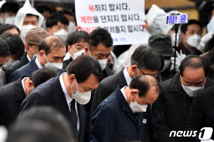 윤석열 국민의힘 대선 후보가 10일 오후 광주 북구 운정동 국립 5·18 민주묘지 추모탑에 헌화. 분향하려다 오월 어머니회 등 광주지역시민단체의 항의에 가로막혀 추모탑 입구에서 묵념으로 참배를 대신하고 있다. 2021.11.10/뉴스1