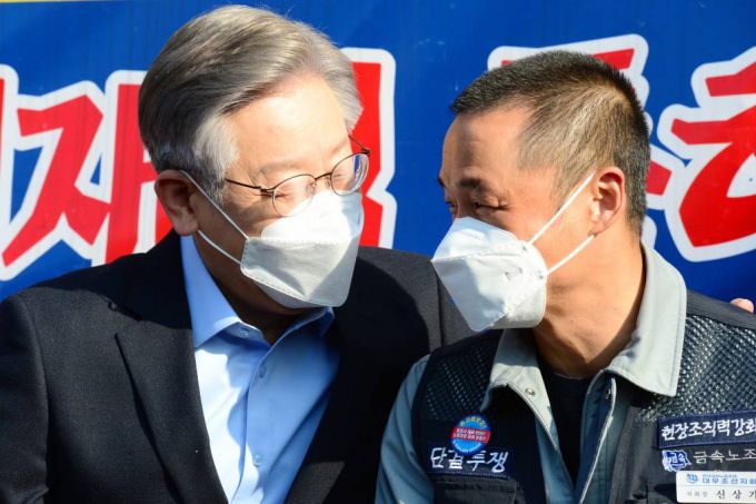 [거제=뉴시스 차용현 기자 = 매타버스(매주 타는 민생버스)를 타고 전국순회에 나선 더불어민주당 이재명 대통령후보가 14일 오전 경남 거제시 대우조선해양 정문 앞에서 신상기 금속노조 대우조선 노조위원장과 대화를 나누고 있다. 2021.11.14.