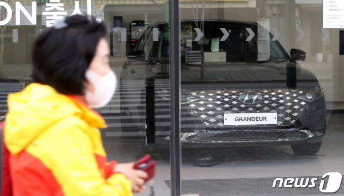 (서울=뉴스1) 임세영 기자 = 차량용 반도체 수급 차질로 현대자동차 아산공장이 이틀간 가동을 중단한다. 현대차에 따르면, 그랜저와 쏘나타를 생산하는 아산공장이 12~13일 가동을 중단한다. 이번 조치는 파워트레인 컨트롤 유닛(PCU) 부품의 차량용 반도체 수급 차질로 인한 것이다. 현대차는 재고를 보유한 차량 모델을 중심으로 생산라인을 가동하고, 차량용 반도체 수급 상황에 따라 생산 계획을 조정할 계획이다. 사진은 11일 서울 시내의 한 현대자동차 대리점 모습. 2021.4.11/뉴스1