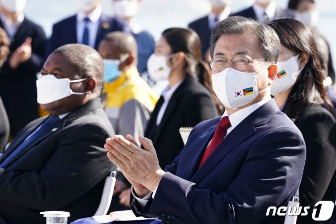 (서울=뉴스1) 유승관 기자 = 문재인 대통령이 15일 경남 거제시 삼성중공업 거제조선소에서 열린 한-모잠비크 부유식 해양 LNG 액화 플랜트(FLNG)선 출항 명명식에 참석해 박수치고 있다. 2021.11.15/뉴스1